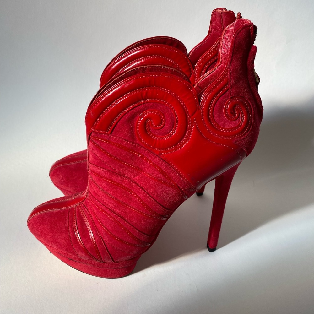 Brian Atwood all red siren pump